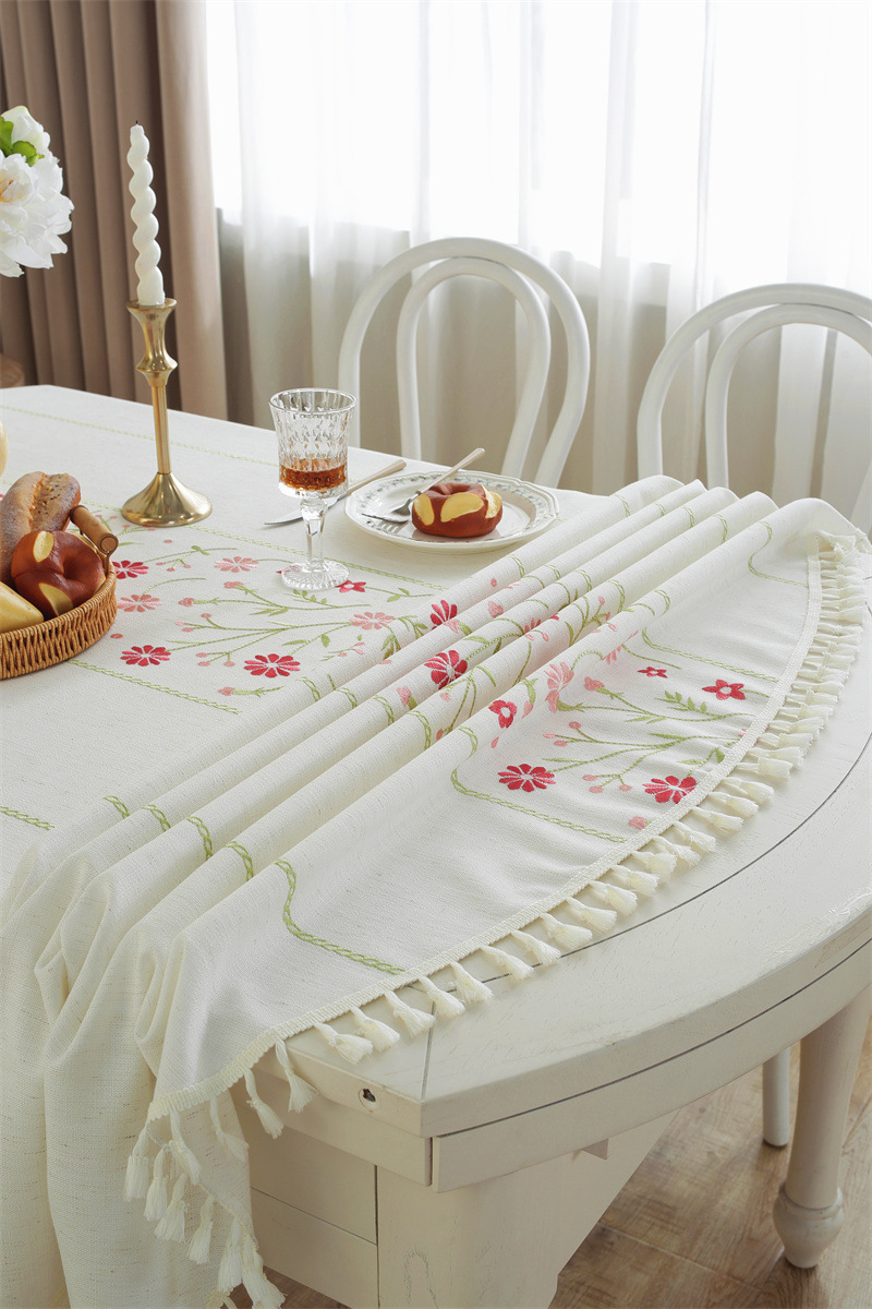 Nappe vintage à fleurs rouges en jacquard avec pompons_voghion.com