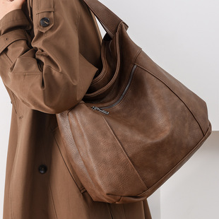 Fashionable capacious one-shoulder bag, genuine leather