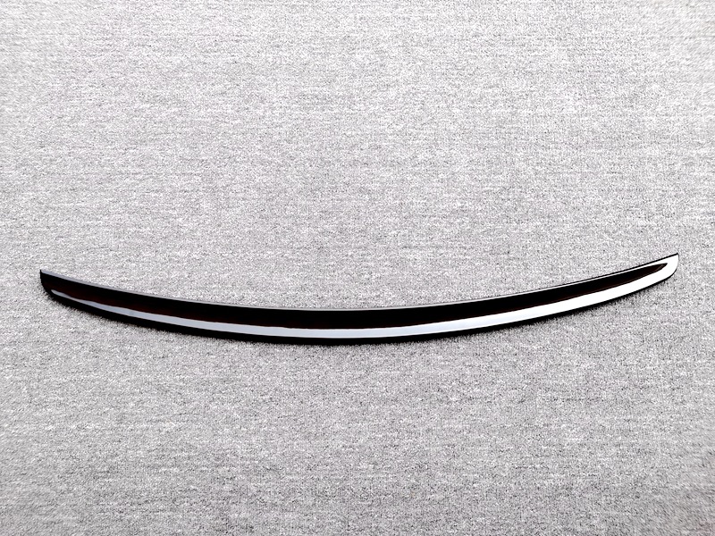 Suitable for Audi A4L, this S4-style small rear spoiler is a paint-applied ABS rear diffuser that can be installed without drilling holes, providing a streamlined and aerodynamic look