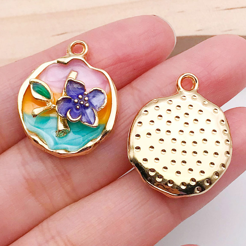 Colgante ovalado con flor y perlas estilo elegante