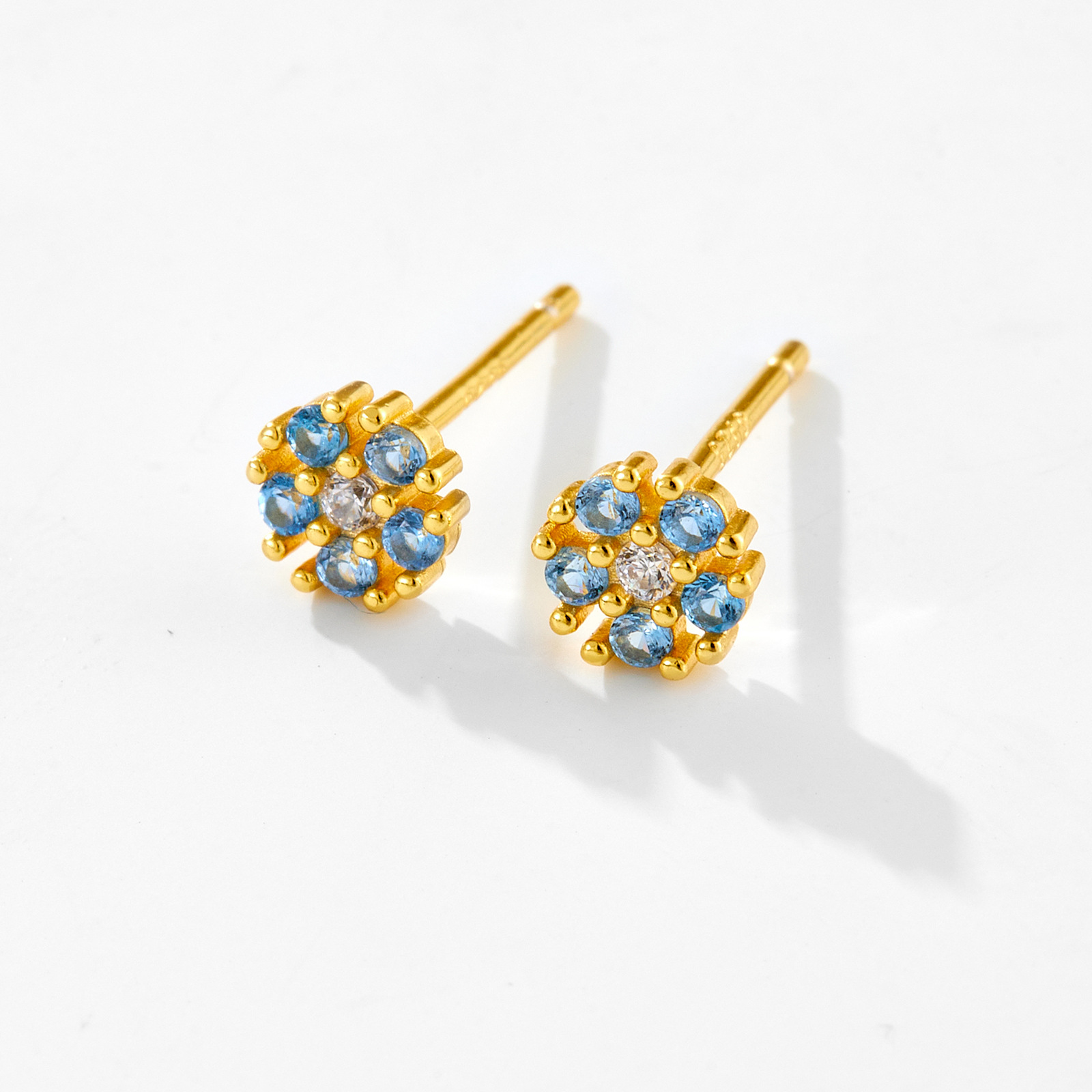 1 Par Estilo IG Brillante Flor Enchapado Embutido Plata Esterlina Circón Chapados en oro de 18k Pendientes display picture 3