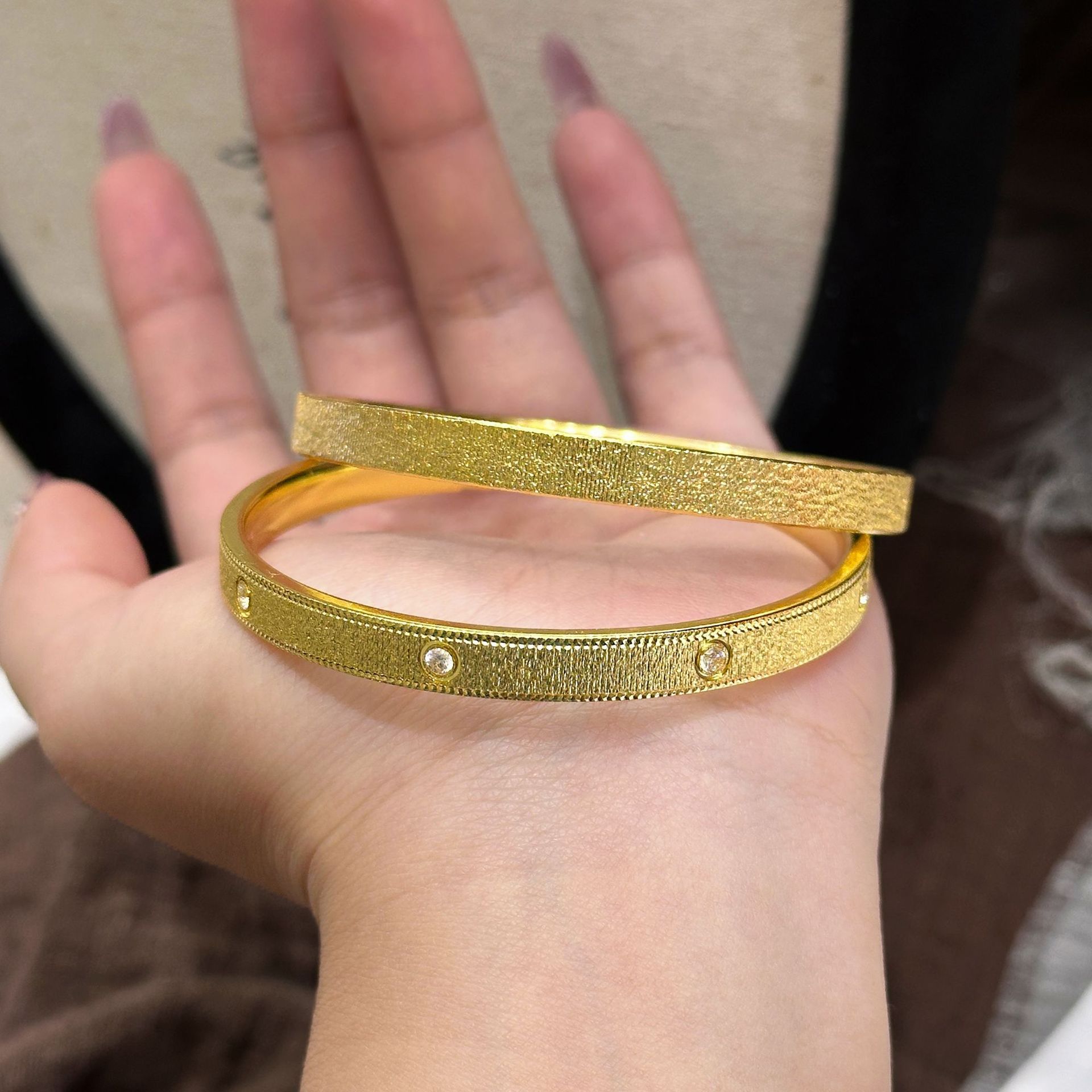 2025 nueva venta caliente de tecnología CNC pulsera de dibujo de alambre para mujeres diseño minimalista pulsera dorada de alta calidad para mujeres al por mayor