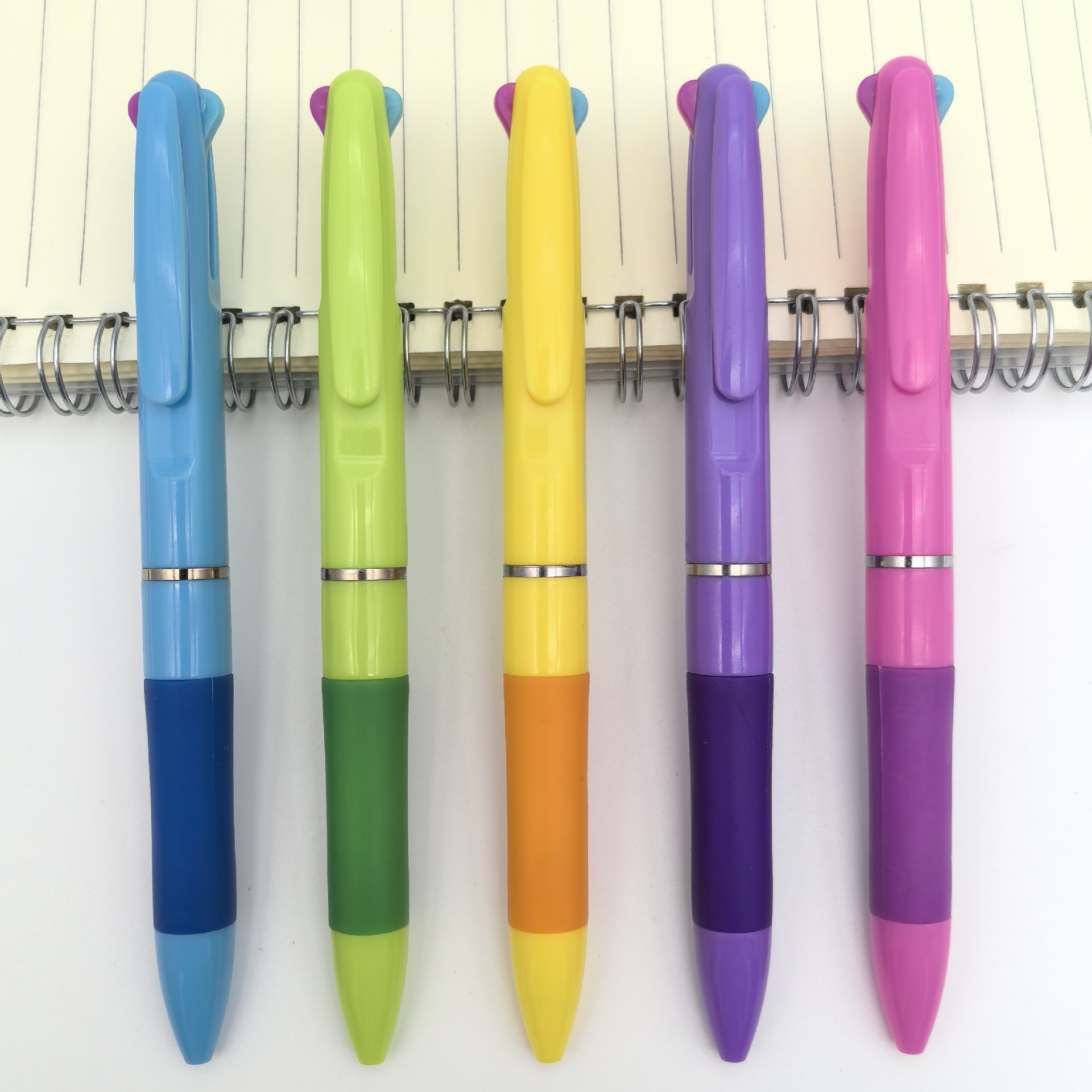 Nuevo bolígrafo multicolor creativo de plástico tricolor en un bolígrafo publicitario simple color 3 colores bolígrafo al por mayor