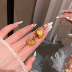 18K仿真金电镀小香风C形耳环女港风复古熔岩质感耳钉高级感耳饰品
