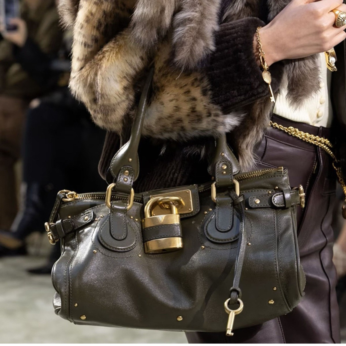 Retro Rivet Shoulder Bag Y2k Style Distressed Lock Handbag_voghion.com