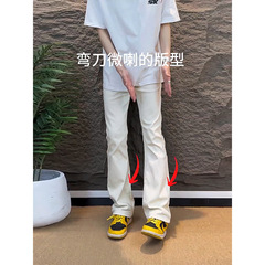 Cleanfit白のソフトジーンズの男性はスリムで背の高いズボンを見せます。