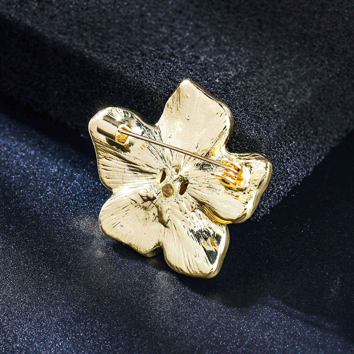 Versatile Camellia Brooch with a Small Fragrance Style, Luxurious and Elegant Enamel Painted Flower Pin, Neckline Anti-Exposure Buckle