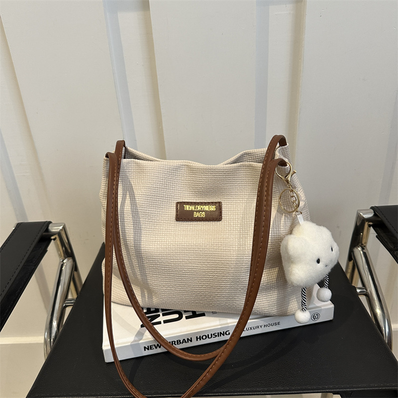 Este año, la popularidad del nuevo estilo versátil en otoño y invierno, bolsas casuales de alto nivel, 2024 bolsas de hombro y brazo de aire extranjero