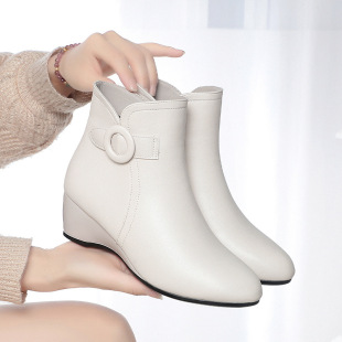 Creamy-white boots women's autumn and winter 2023 new leather shoes fleece-lined women's boots middle-aged mom shoes cotton-padded shoes wedge ankle boots