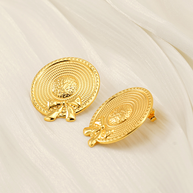 Pendientes de sombrero de paja con lazo de acero inoxidable nuevo transfronterizo europeo y americano Pendientes de acero de titanio dorado de moda de estilo INS femenino