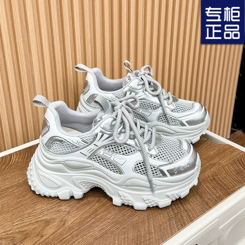 Женские летние кроссовки 2025 года, новые модели, универсальные, дышащие, из сетчатого материала, на толстой подошве, серебристого цвета, с эффектом увеличения роста, легкие, модные.