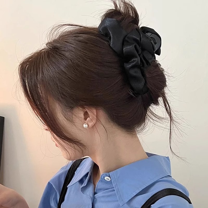 Brillo pliegue de tela clip de agarre para mujer clip de cabello nubes temperamento de alta sensibilidad clip de cabello de tiburón en la cabeza