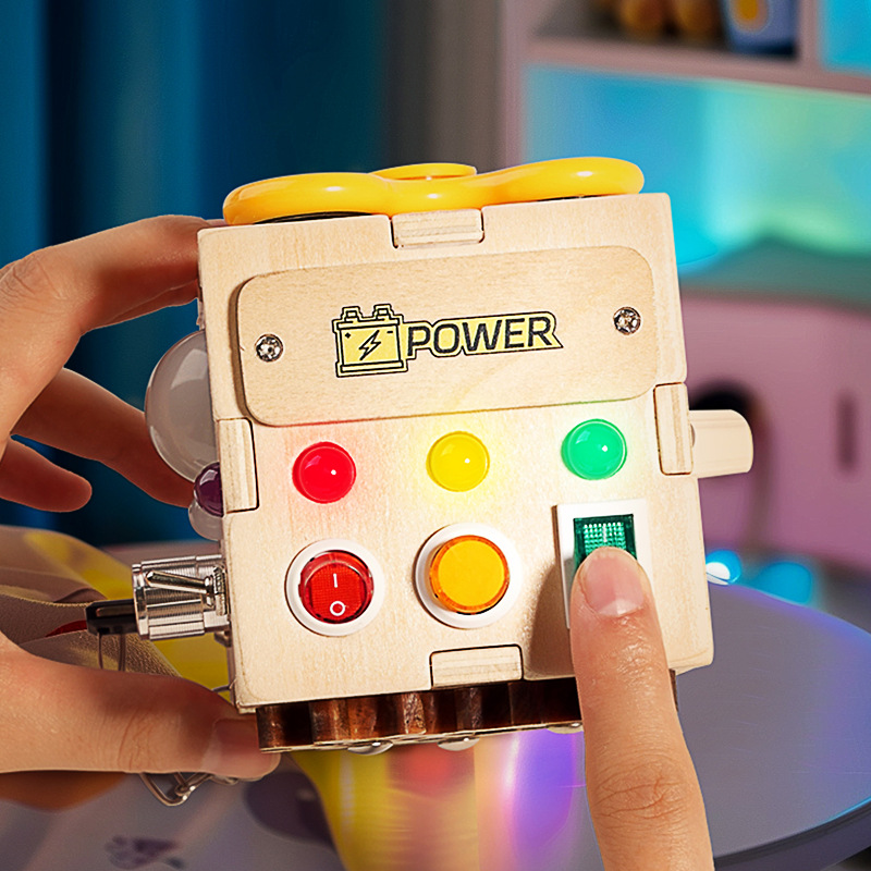 工厂定制亚马逊木质六面体LED电子开关灯儿童早教忙碌板益智玩具