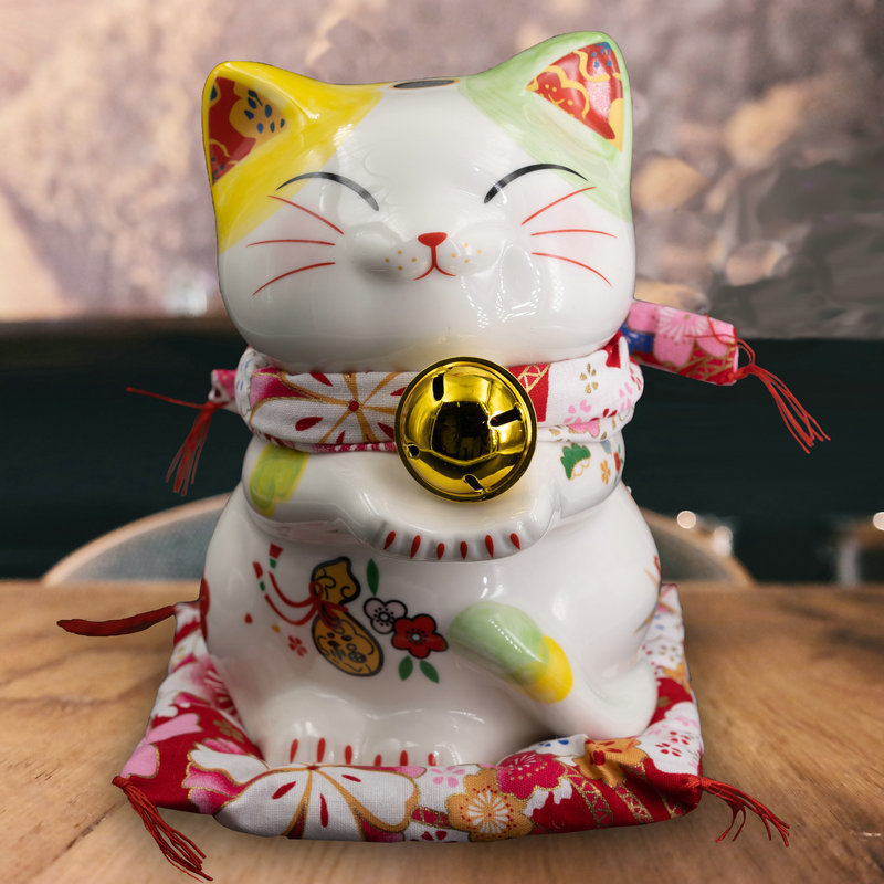 노란색과 녹색의 행운의 고양이