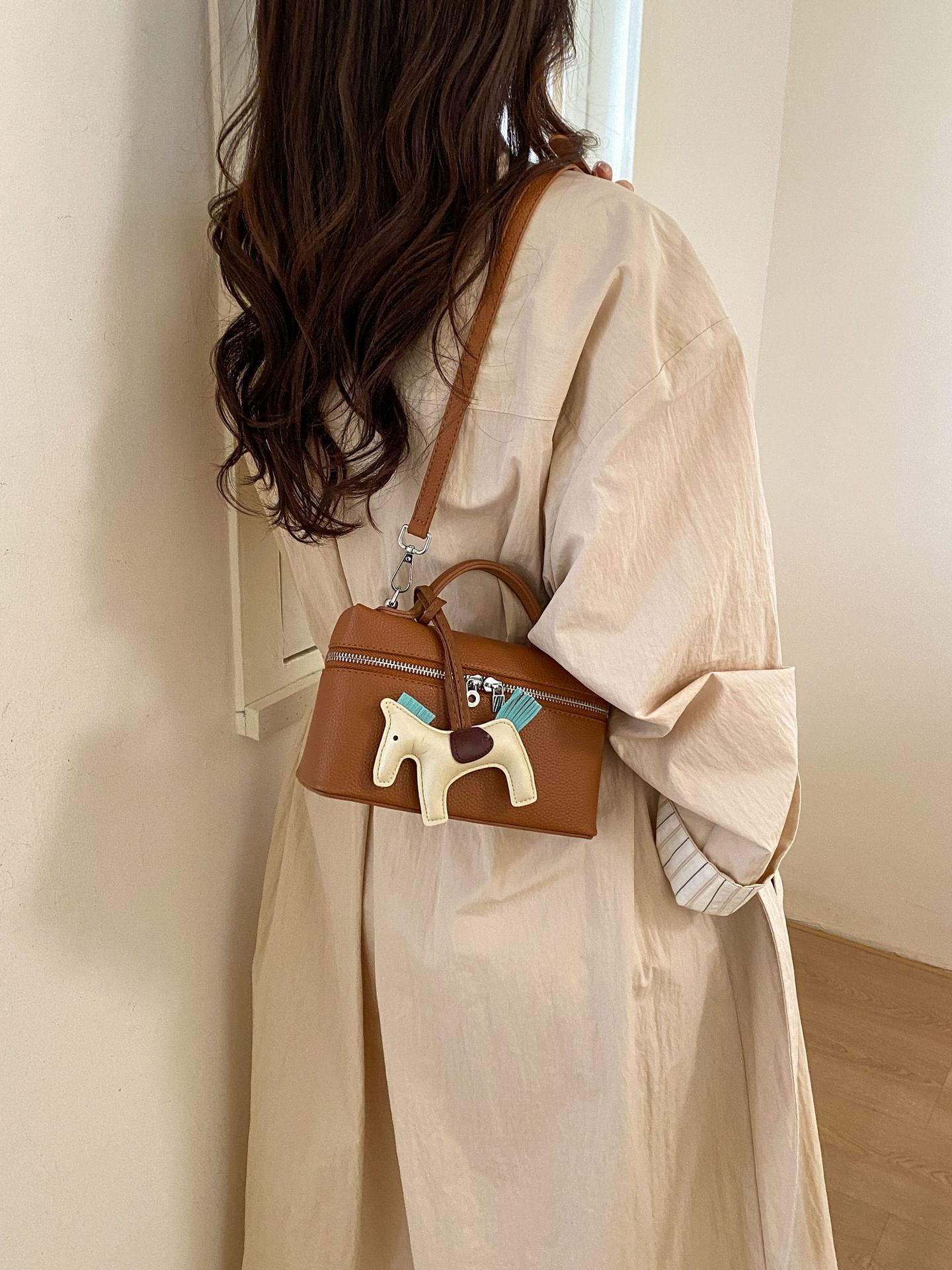 Nicho Zhong bolso de almuerzo portátil para mujeres 2026 nuevo litchi estampado mochila de hombro bolso tridimensional bolso de caja de moda