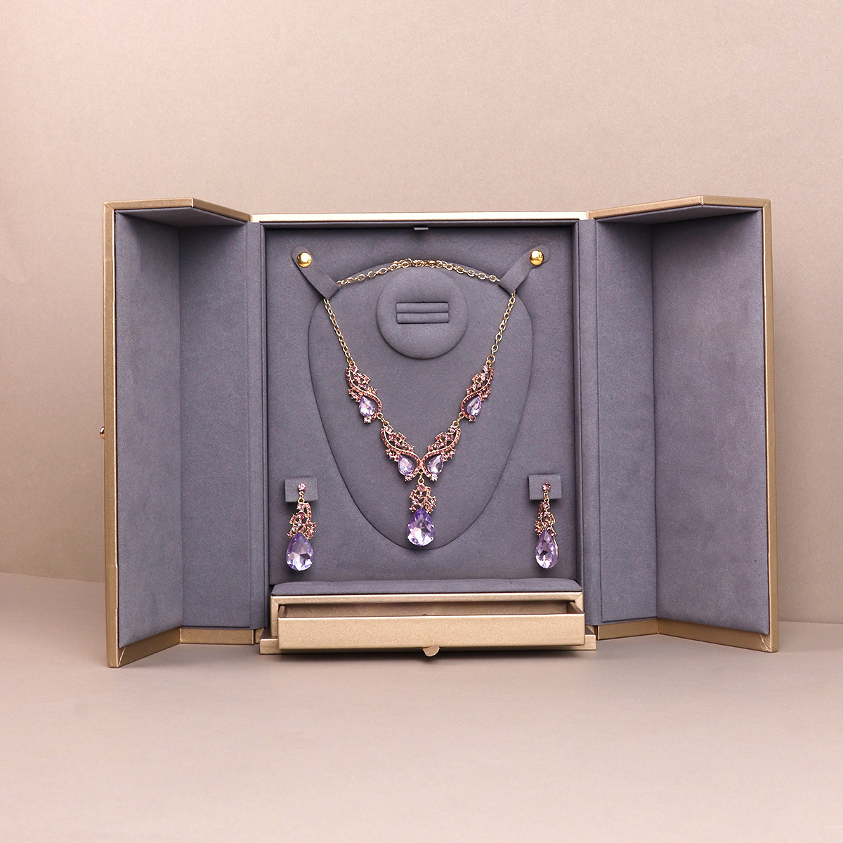 ���ݸߵ�˫��Ƥ��������װ�д��������������ָ�鱦չʾ������Ʒ