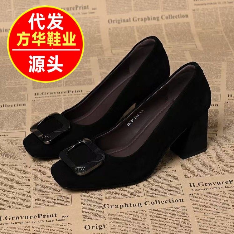 2026 nuevo estilo de primavera de cabeza cuadrada de metal cuadrado botón de talón grueso viajero poco profundo zapatos franceses de nicho de tacones altos para mujeres