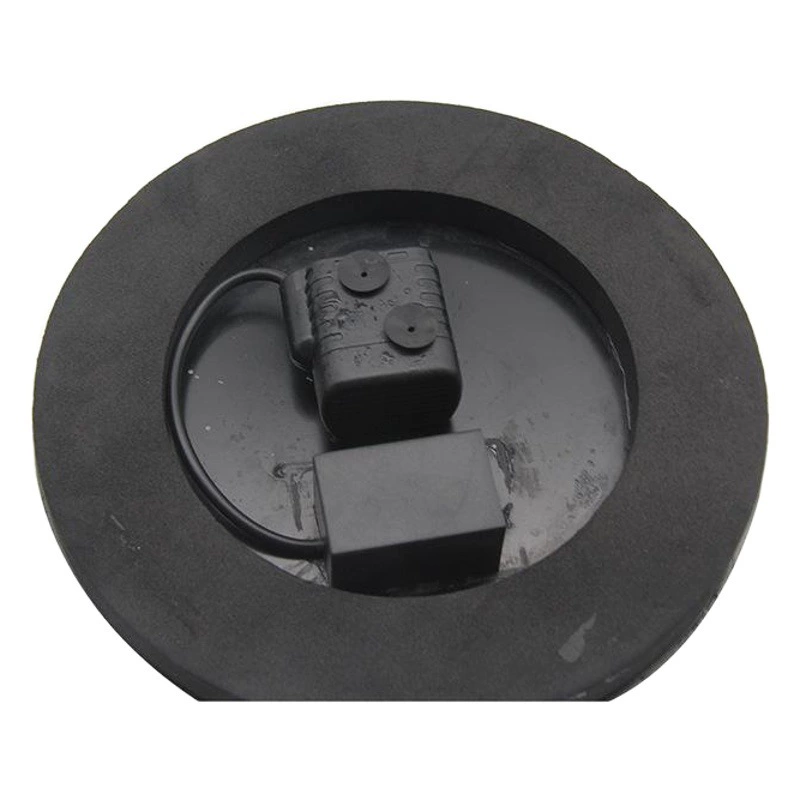 Производитель поставляет популярный на Amazon садовый фонтан для бассейна, плавающий, с несколькими насадками, с водяным насосом.