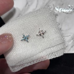 星の芒のきらきらと輝く甘いクールな風の青いジルコンの4芒の星のチタンの合金の耳の骨の釘の韓系の軽い豪華な百合の耳飾りの女性