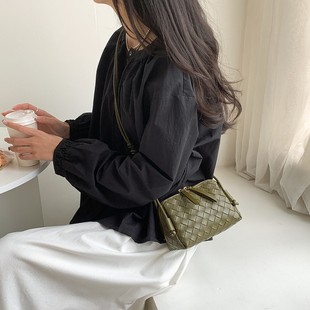 Korean Style Small Fresh Style Niche Women's Bag 2025 Spring and Summer New Soft Face Woven Bag Women's Shoulder Crossbody Shell Bag