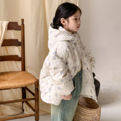 子供のコート2024女の子の韓国版の帽子のダウンジャケットの子供のゆったりとした厚いパンのダウンジャケットの末の小さい蒙
