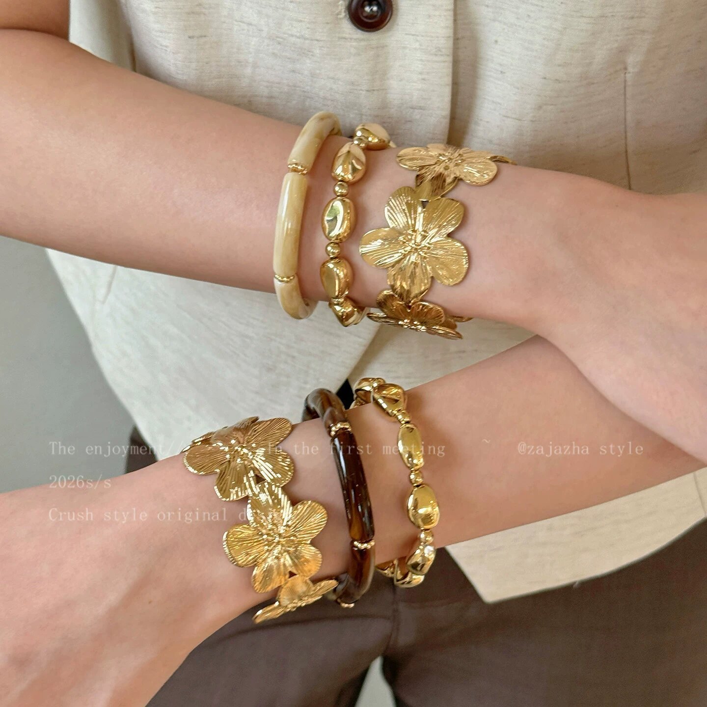 Vintage-style floral beaded bracelet for women, retro personalized design set, stackable hand accessories, niche versatile hand accessory