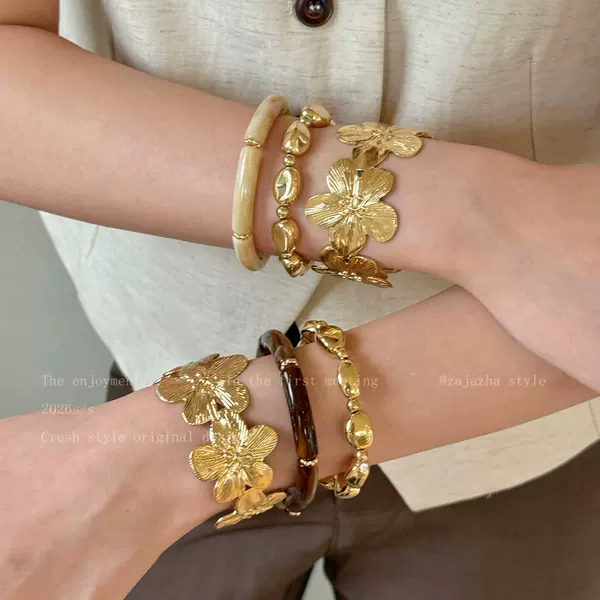 Vintage-style floral beaded bracelet for women, retro personalized design set, stackable hand accessories, niche versatile hand accessory