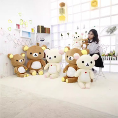 卸売りのぬいぐるみのリラックマの公仔千璽は同じタイプの抱き枕と一緒に寝ています。
