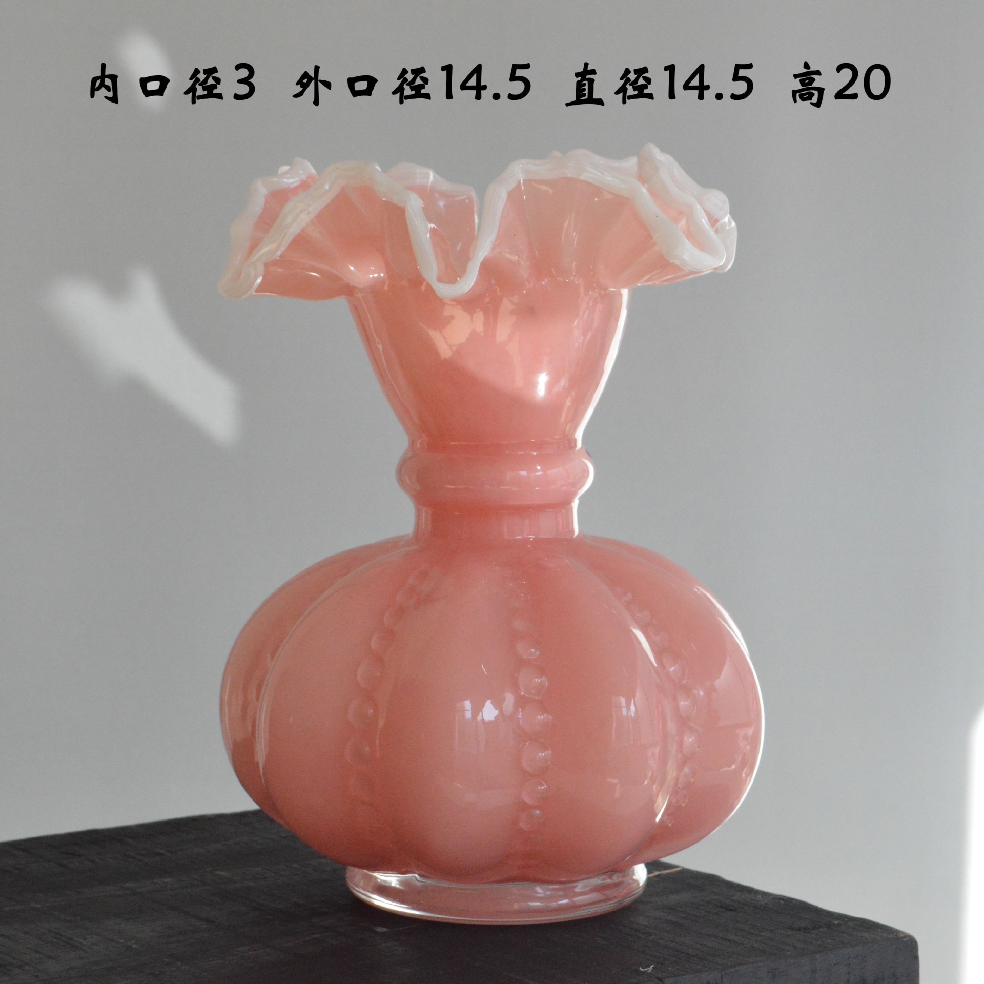 진한 핑크색 바탕에 흰색 테두리