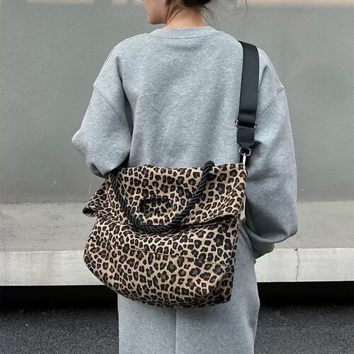 Trendy leopard print canvas tote bag, casual large-capacity shoulder armpit bag, handbag, wide shoulder strap, crossbody bag