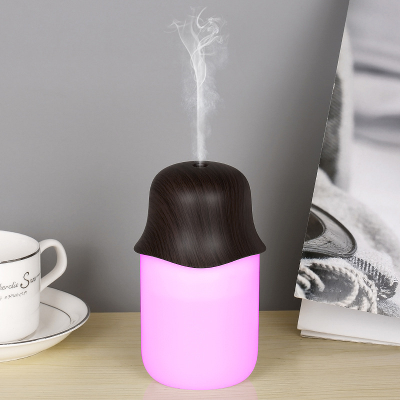 Pulpo pequeño, luz colorida, grano de madera profundo