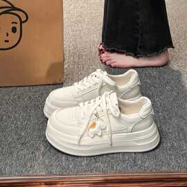 高颜值增高小白鞋女2026新款厚底松糕百搭运动休闲板鞋软底面包鞋