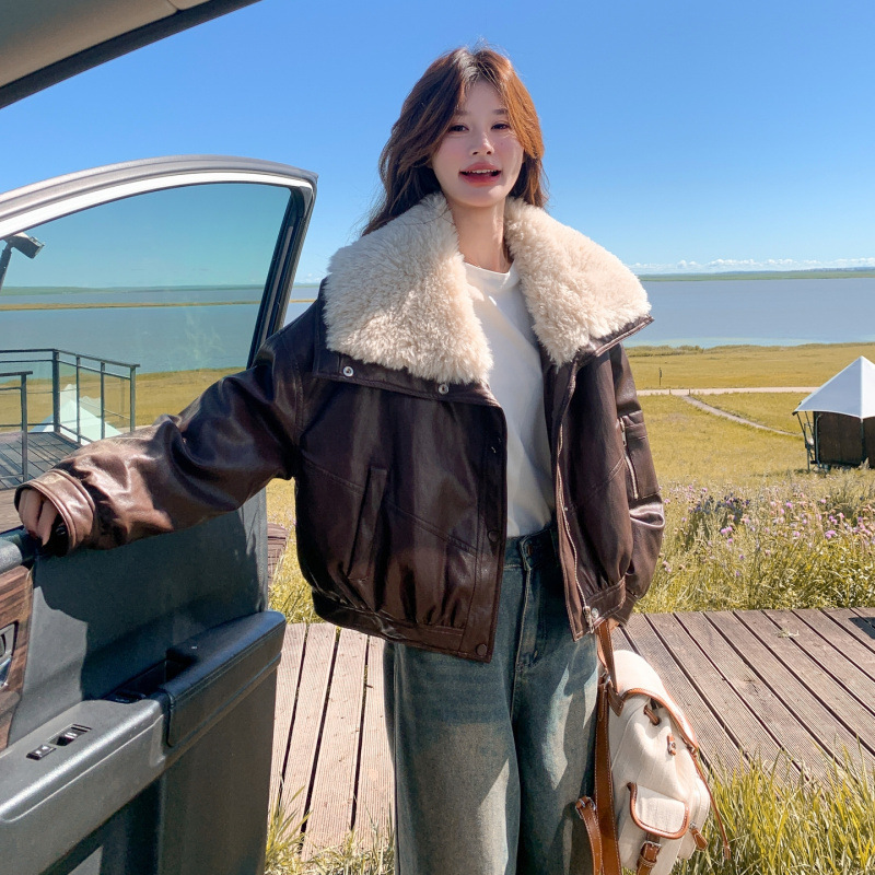 Real Shot of a Women's 2026 Winter Short down Jacket with Large Lapel Collar in Pu Leather and Lambswool, Filled with 90% White Duck down