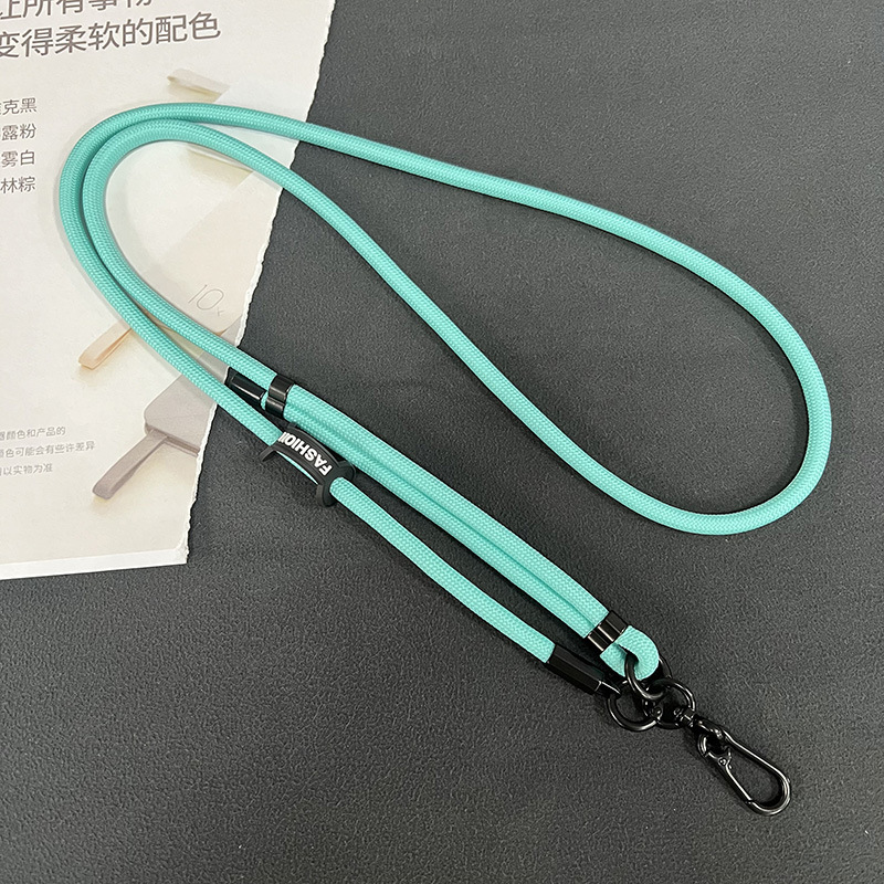 日系8mm携帯電話のストラップは、携帯ケースのストラップに斜めにまたがっています。|undefined
