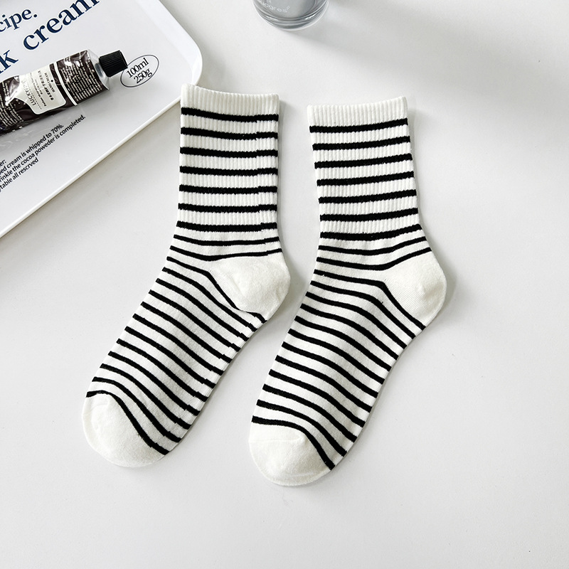 Calcetines de primavera, Otoño e Invierno calcetines de mujer a media pierna de mujer de color sólido calcetines de algodón a rayas en blanco y negro calcetines de algodón casuales deportivos