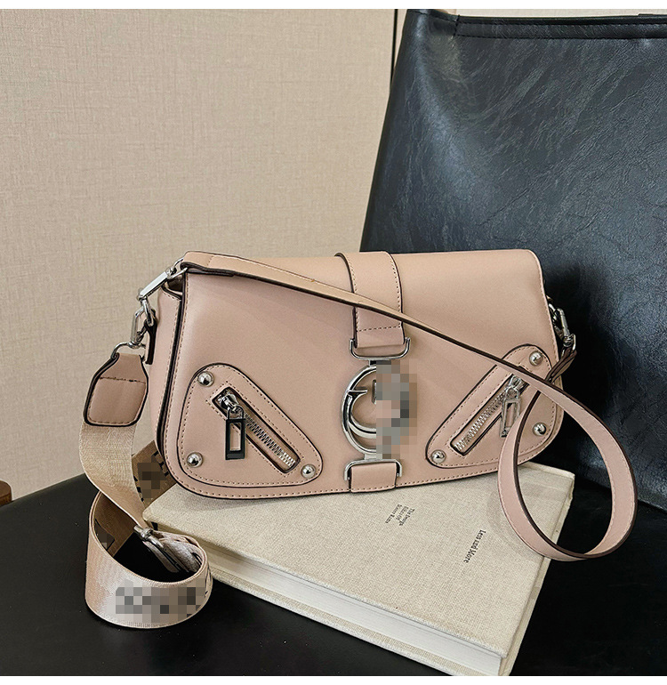 Bolso pequeño estilo motocicleta fresco de moda para mujer 2025 nuevo bolso de cadena de diseño de nicho bolso de mensajero de hombro de moda de primavera y verano