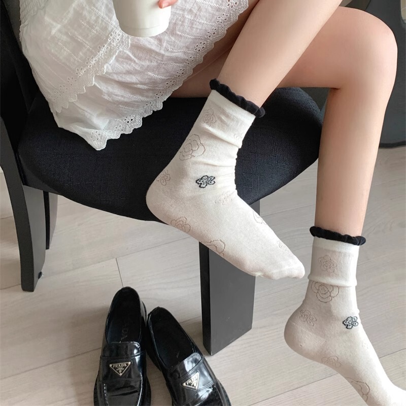 South Korea ins xiangfeng ~ camellia black and white color matching socks women's spring and summer thin ultra-thin mesh pile socks tube