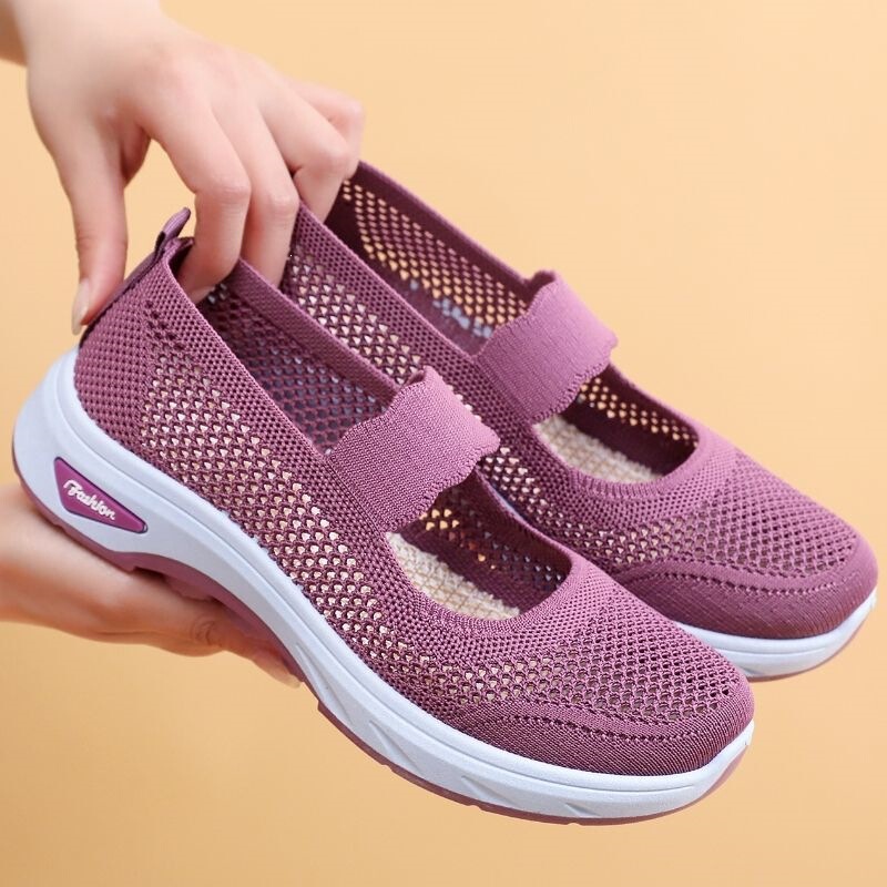 Summer old Beijing cloth shoes for women, breathable mesh flat casual shoes, hollow mesh shoes for mothers, sandals for the elderly