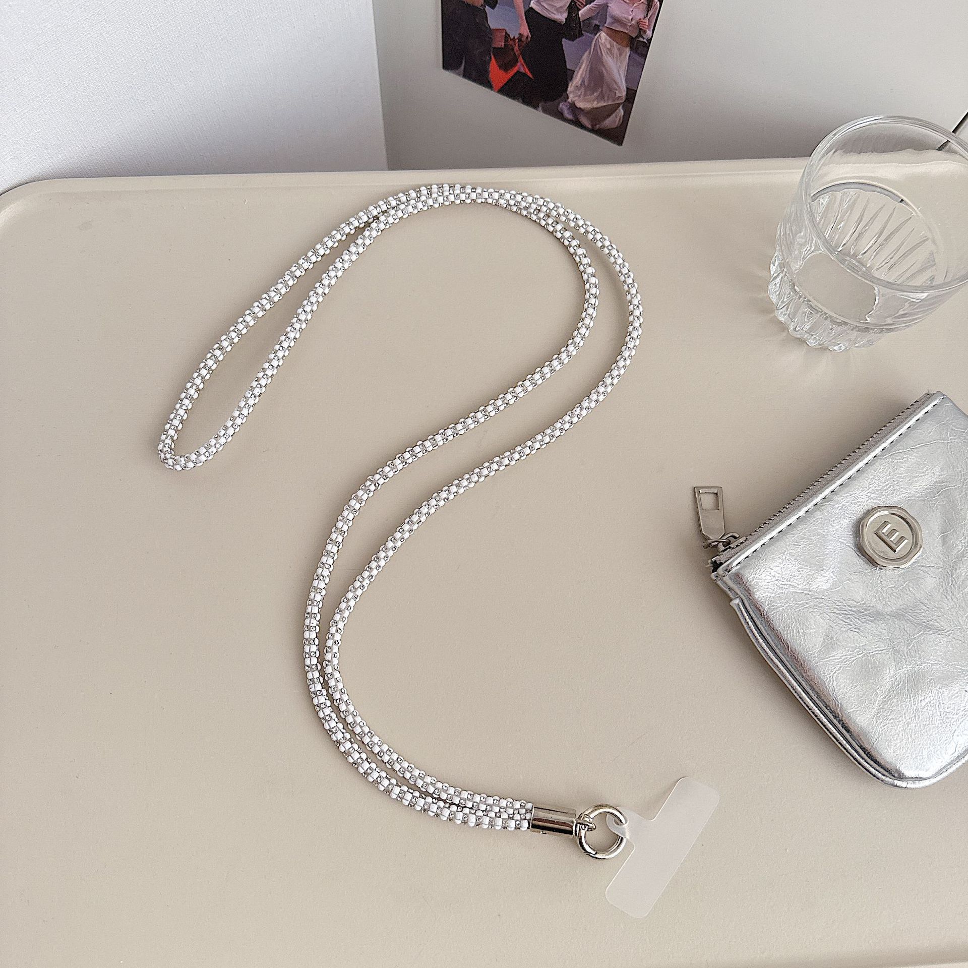 Cadena colgante de teléfono móvil de alta gama hecha a mano de boutique, sensación femenina de alta gama, lujo ligero, cadena colgante de diamante completo, cadena colgante de teléfono móvil de moda, sección larga y corta