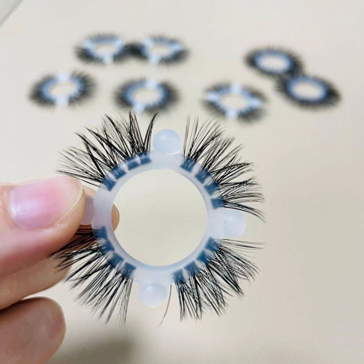 Double-Layer Silicone Sheep Eye Ring with Faux Fur Beads, 2.0 cm Inner Diameter — detail image 4