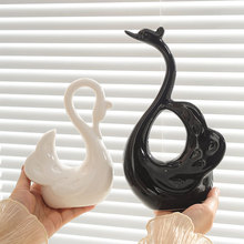 简约现代家居摆件装饰创意天鹅酒柜玄关电视柜陶瓷工艺品结婚礼物