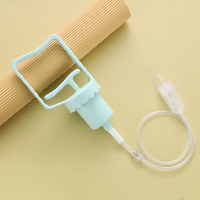 赤ちゃんの手動手は陰圧式の鼻吸い器を手にします。新生児の赤ちゃんは鼻を通して鼻水を吸い取ります。|undefined
