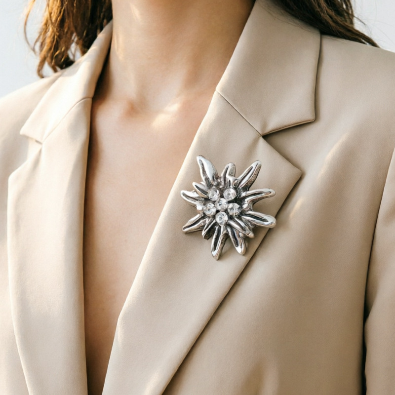 Cross-Border Edelweiss Flower Brooch with a Vintage High-End Feel, Light Luxury, Versatile Design, Floral Multi-Functional Brooch Accessory
