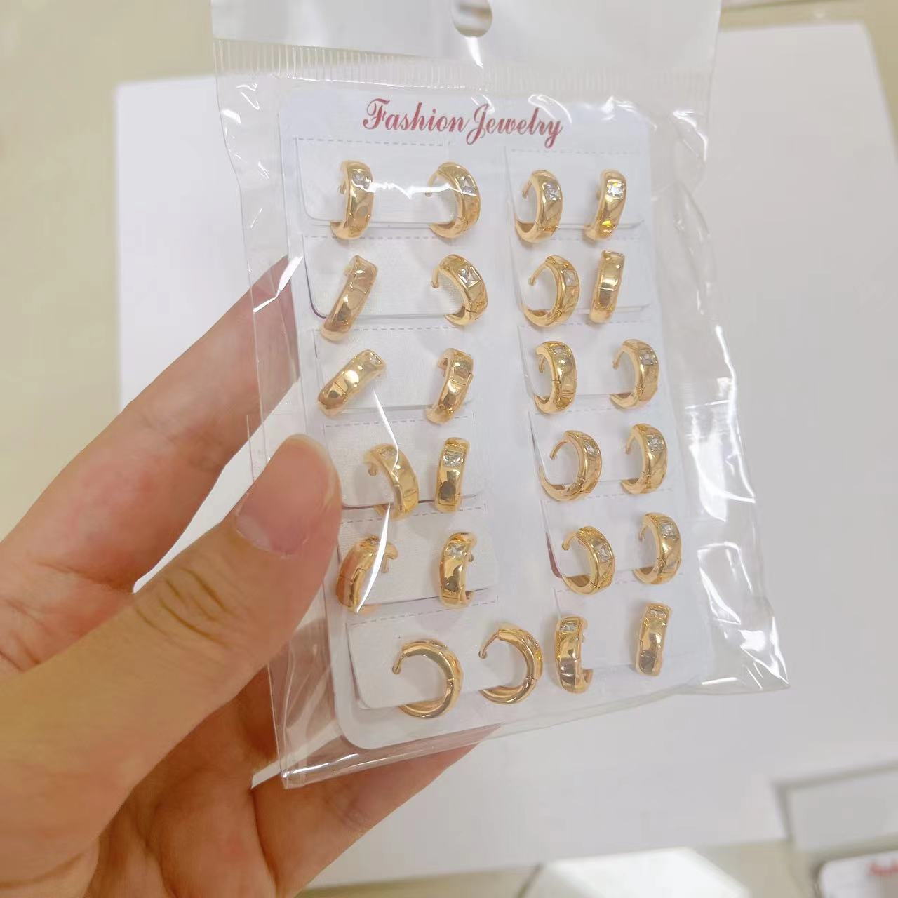 Pendientes de aro chapados en oro, estilo lujo ligero, con piedras brillantes, elegantes y versátiles