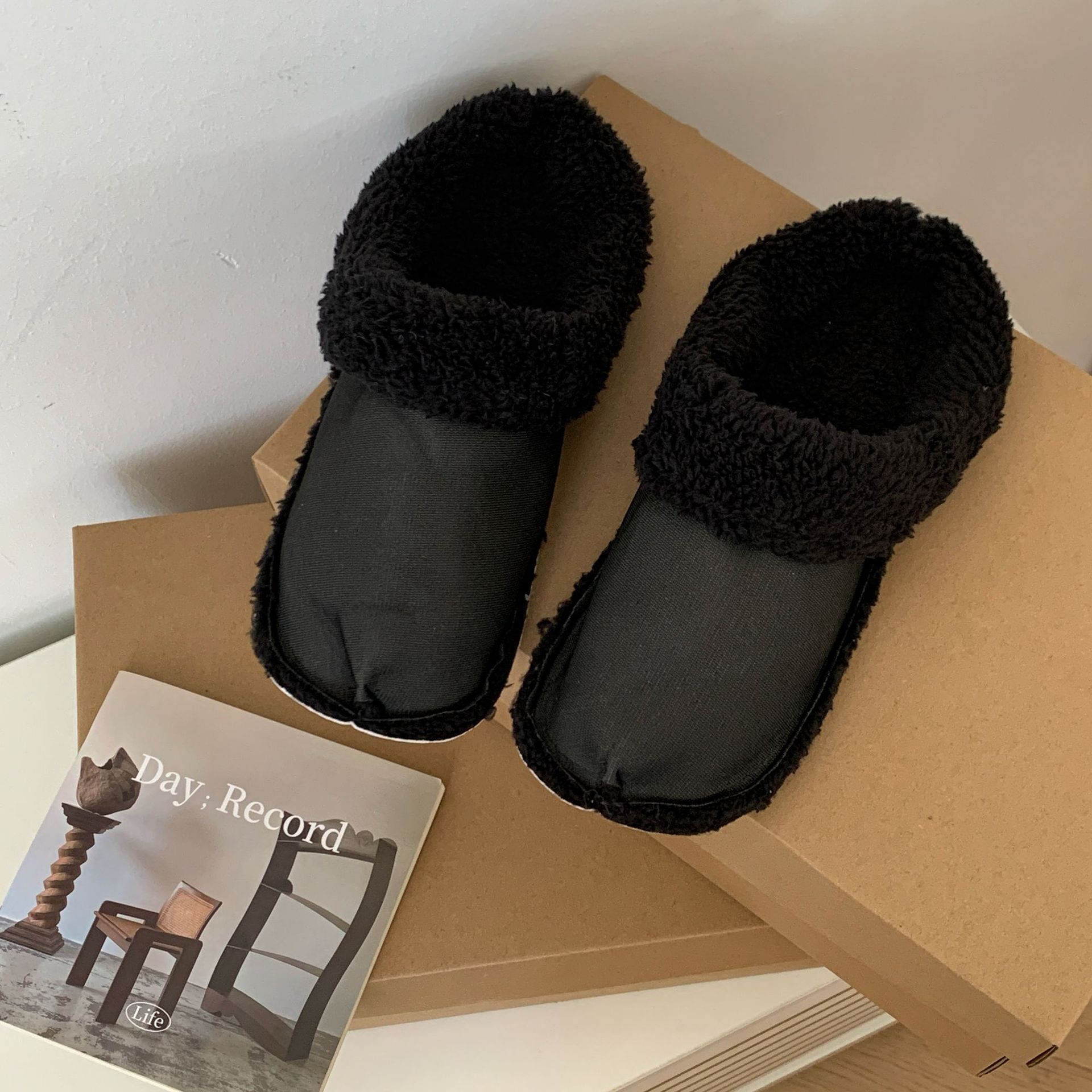 Crocs with fleece lining, winter warm shoe covers, thickened soft fleece cover, removable fur lining.