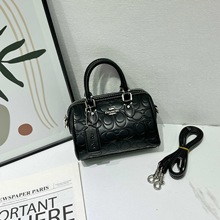 寇家2025新款波士顿浮雕款枕头包时尚百搭手提单肩斜挎通勤女包潮