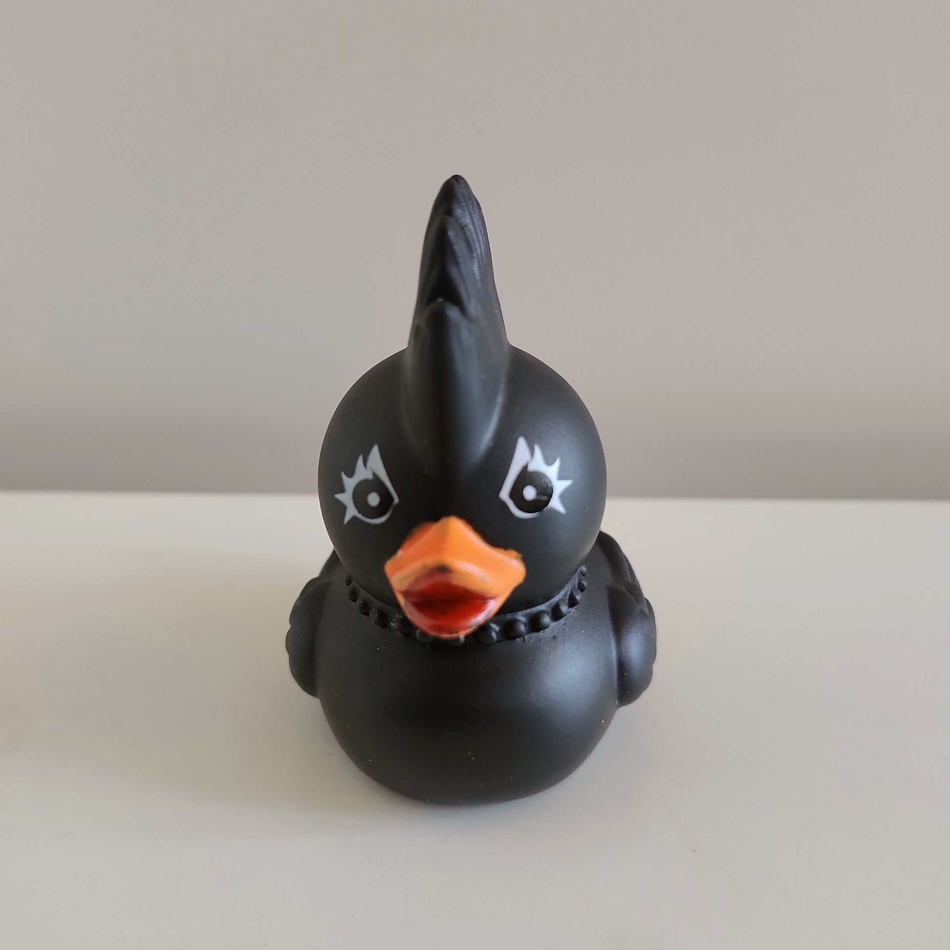 Nuevo producto transfronterizo lindo pato extraño pato dedo medio pato punk de Halloween
