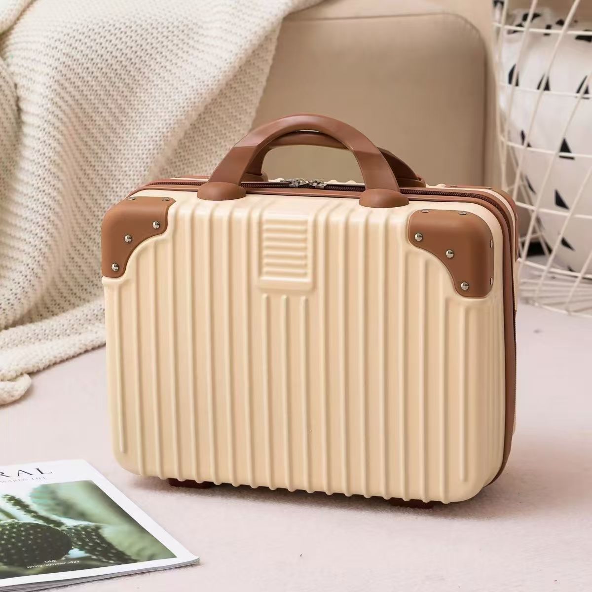 흰색과 갈색의 대비 색상 - 수납공간이 있는 고품질