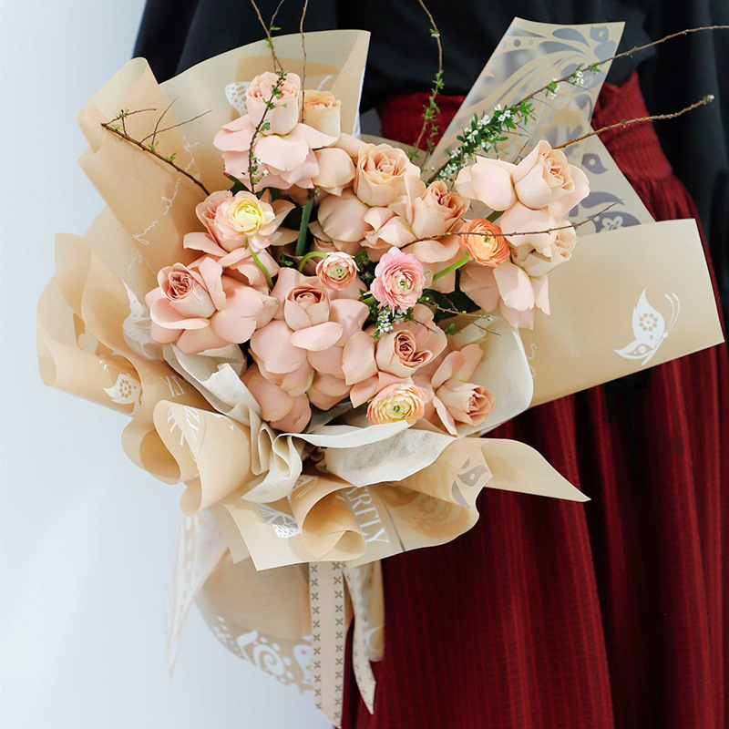 Flores fábrica de fiesta al por mayor nuevos productos transfronterizos mariposa hueca flor florista embalaje de papel impermeable material de embalaje ramo