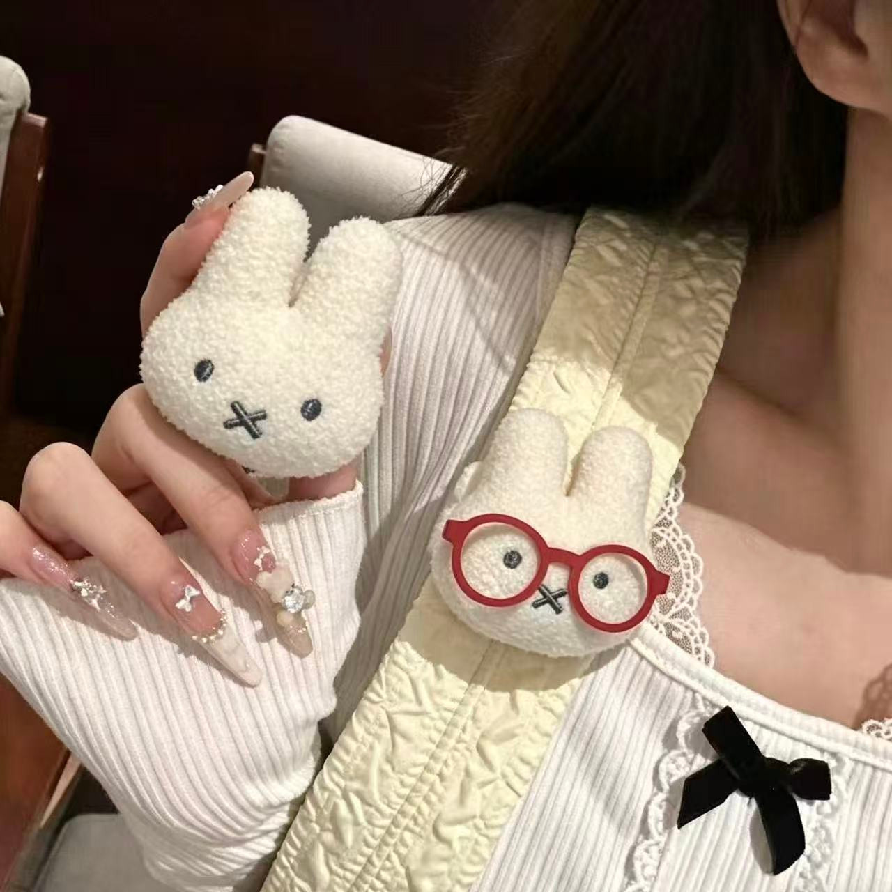 Cute rabbit plush doll shoulder strap clip, a girly accessory for backpacks, a versatile small accessory for canvas bags